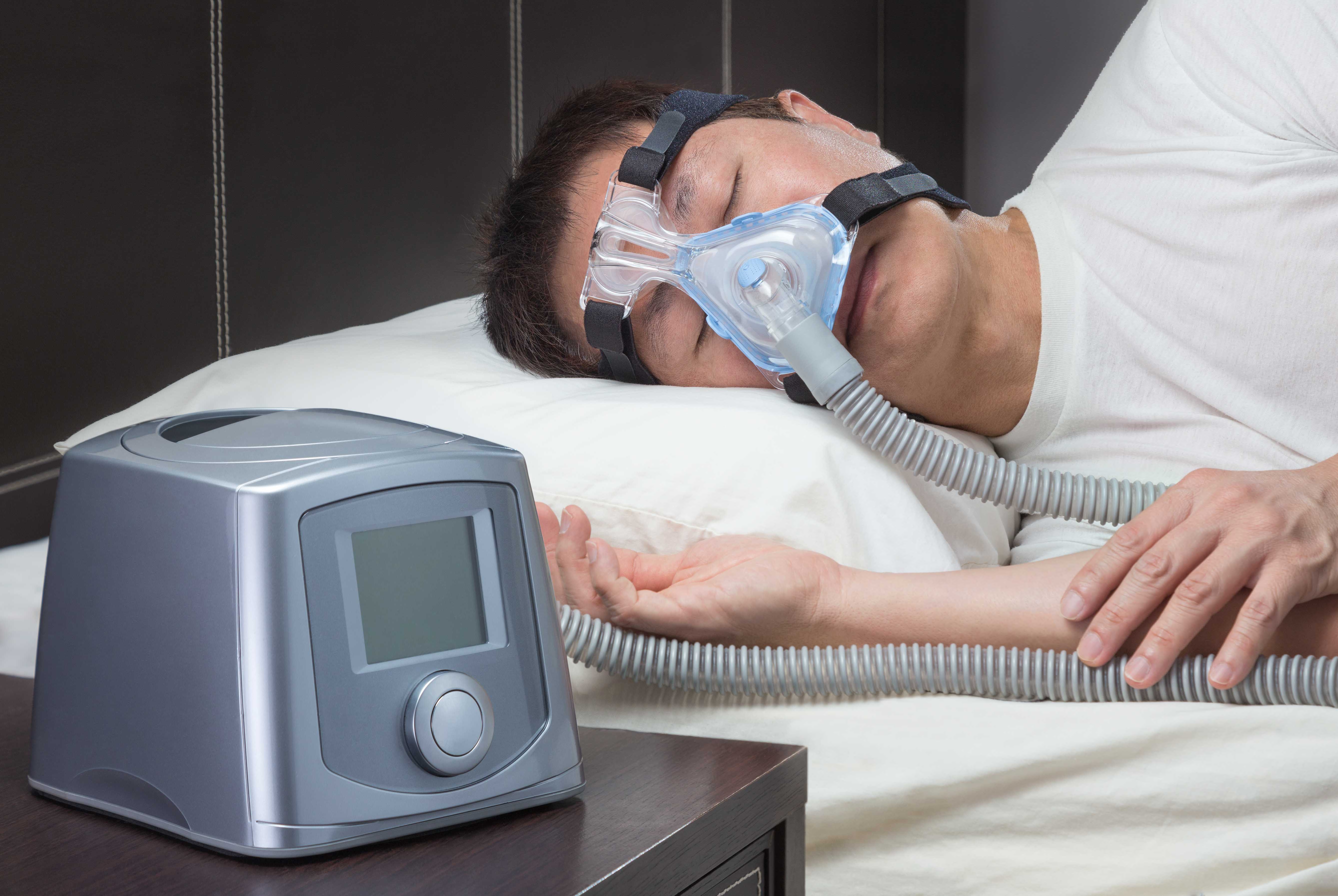 Сон лечить людей. CPAP аппарат храп. Апноэ сна CPAP. Sleep Apnea Machine.
